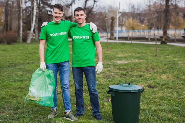 Concepto de medio ambiente y voluntarios con dos hombres