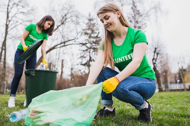 Concepto de medio ambiente y voluntarios con dos mujeres