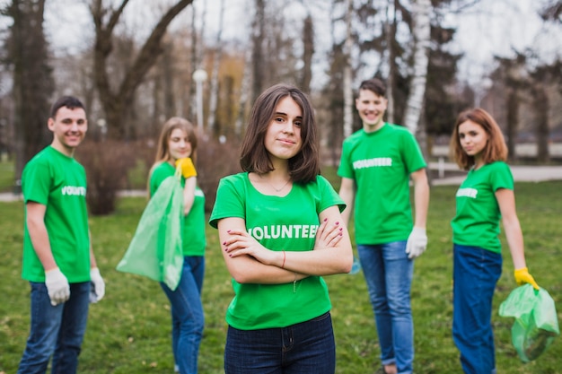 Concepto de medio ambiente y voluntarios con grupo de personas