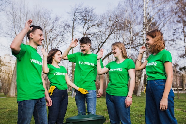 Concepto de medio ambiente y voluntarios con grupo de personas