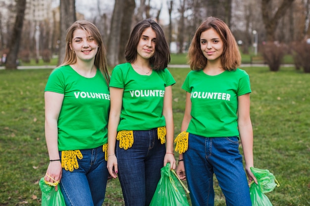 Foto gratuita concepto de medio ambiente y voluntarios con tres mujeres