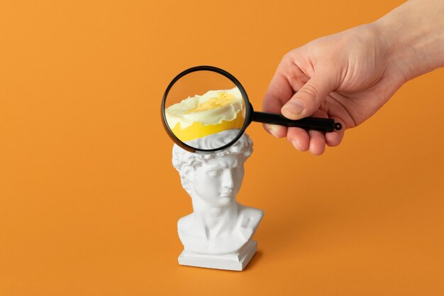 Concepto de memoria con escultura y lupa.
