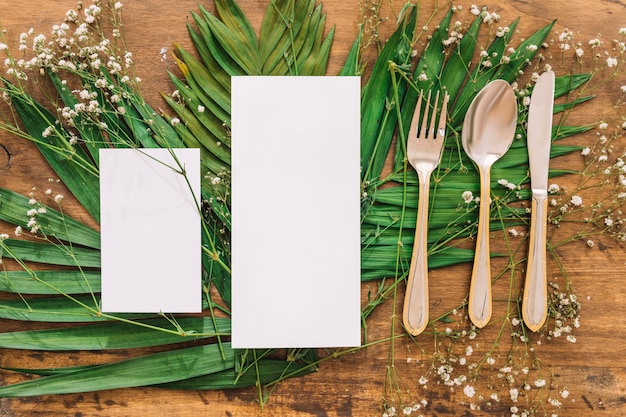 Concepto de menú de boda con hojas y cubiertos