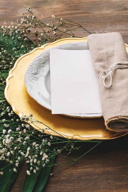 Concepto de menú de boda con hojas