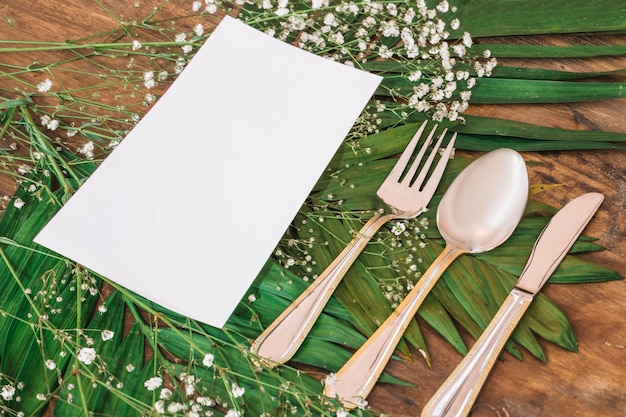 Foto gratuita concepto de menú de boda con hojas