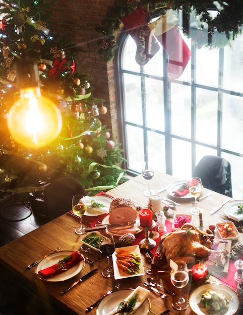 Foto gratuita concepto de mesa de cena familiar de navidad