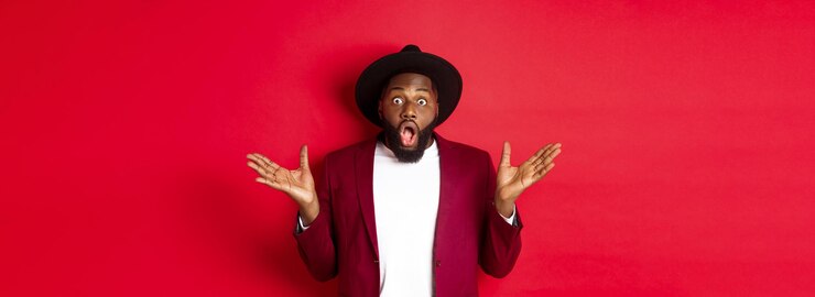 Foto gratuito el concepto de moda y fiesta impresionó a un hombre negro con un atuendo elegante mirando con total incredulidad a ca