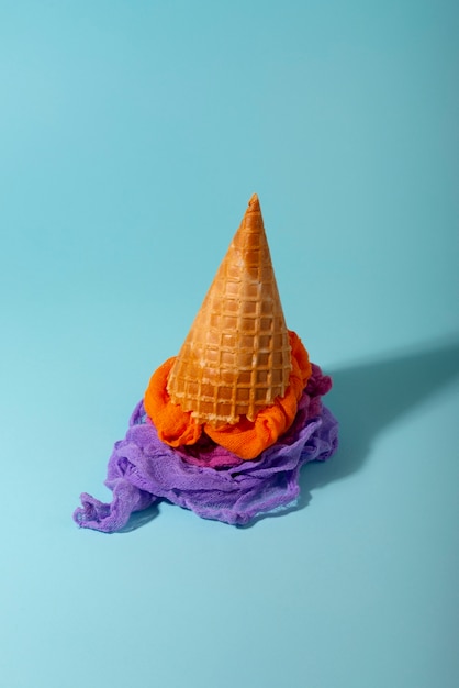 Concepto de moda rápida con materiales y textiles disfrazados de helado.