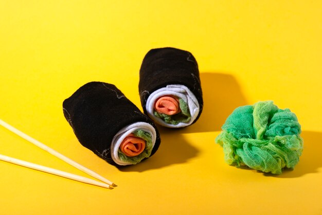 Concepto de moda rápida con materiales y textiles disfrazados de rollos de sushi.