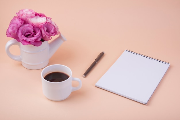 Foto gratuita concepto moderno de flores con libreta y café