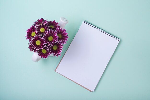 Concepto moderno de flores con libreta