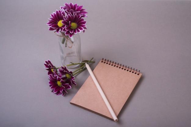 Foto gratuita concepto moderno de flores con libreta