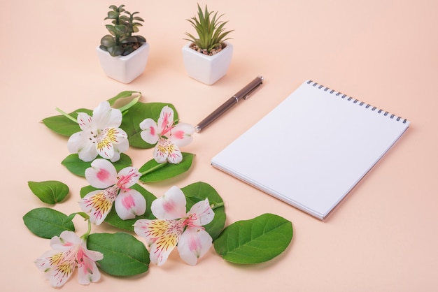 Concepto moderno de flores con libreta