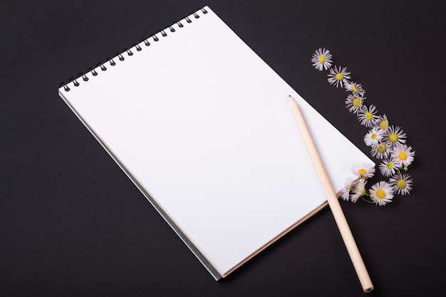 Concepto moderno de flores con libreta