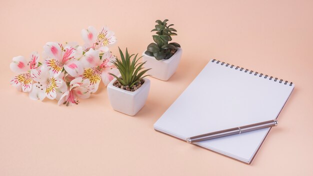 Concepto moderno de flores con libreta