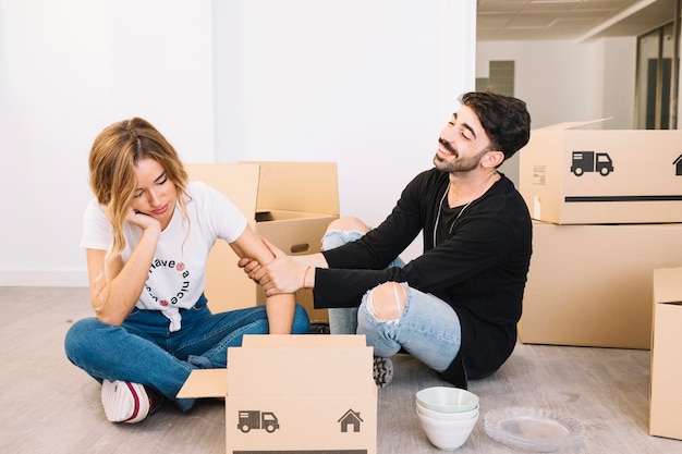 Concepto de mudanza con pareja aburrida