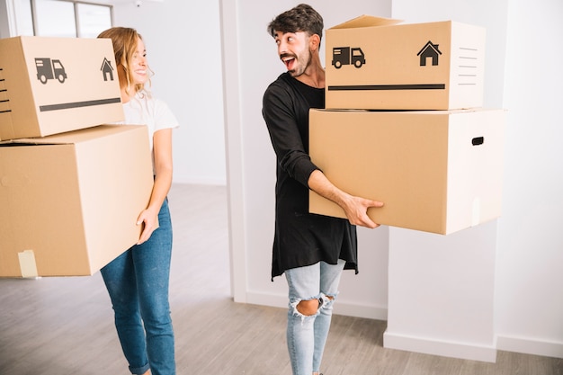 Concepto de mudanza con pareja joven