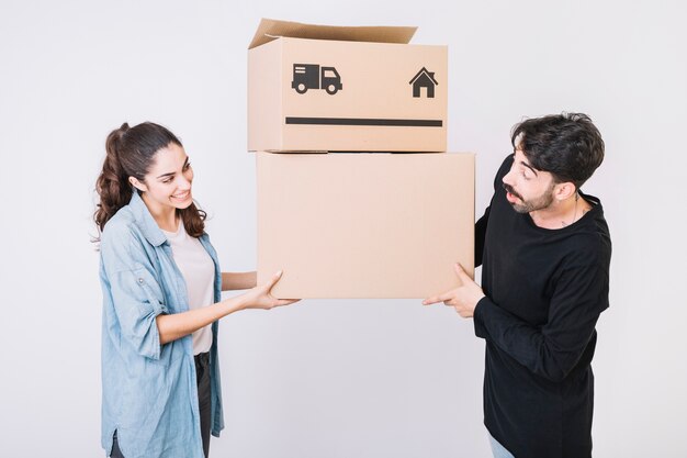 Concepto de mudanza con pareja mirando uno al otro