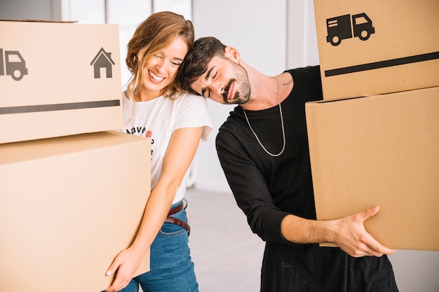 Foto gratuita concepto de mudanza con pareja romántica