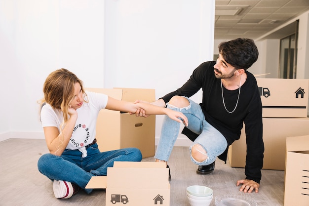 Concepto de mudanza con pareja en el suelo