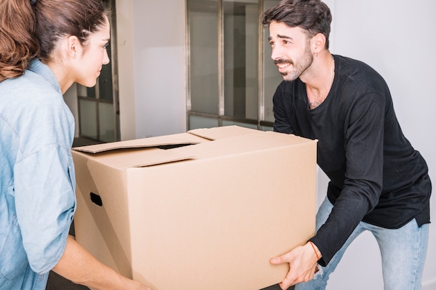 Foto gratuita concepto de mudanza con pareja sujetando caja