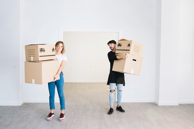 Concepto de mudanza con pareja sujetando cajas