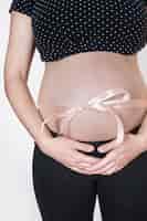Foto gratuita concepto de mujer embarazada con cinta