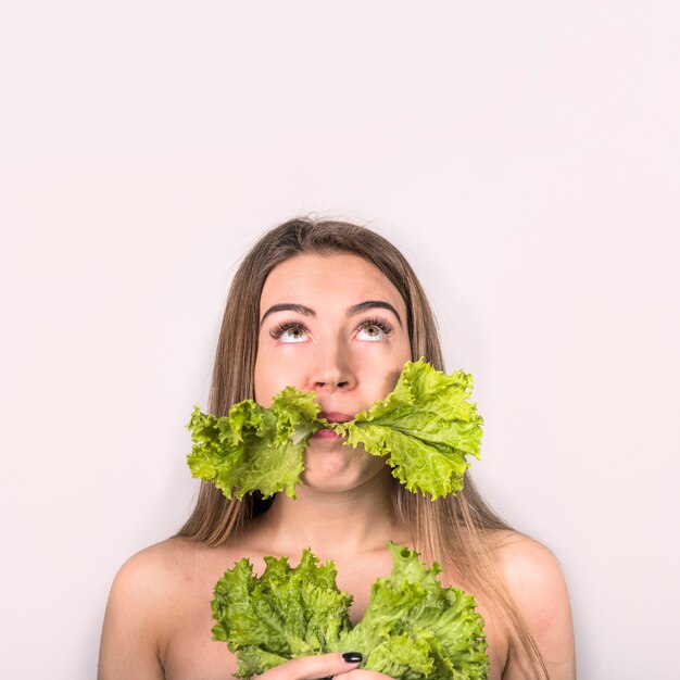 Concepto de mujer joven que come ensalada fresca