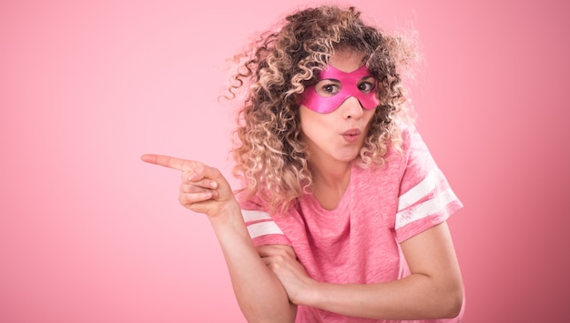 Foto gratuita el concepto de mujer, un retrato de una niña superhéroe