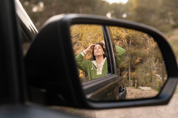 Concepto de naturaleza de pasión por los viajes con hermosa mujer viajera