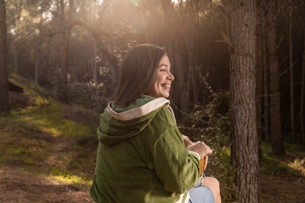 Concepto de naturaleza de pasión por los viajes con viajera