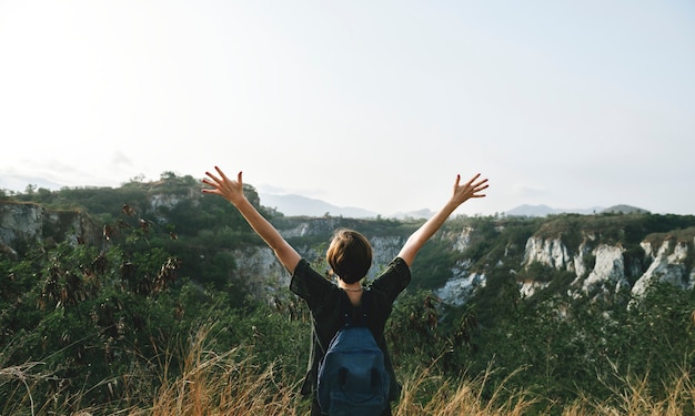 Foto gratuita concepto de naturaleza de viaje de mujer joven