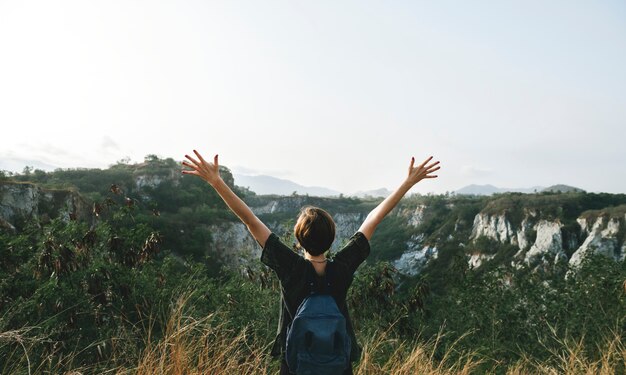 Concepto de naturaleza de viaje de mujer joven