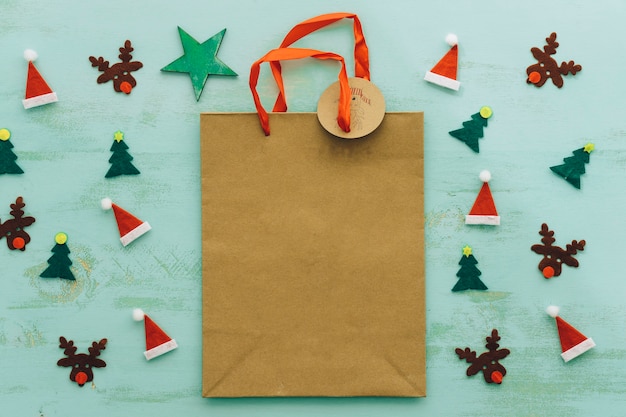 Foto gratuita concepto de navidad con bolsa de papel