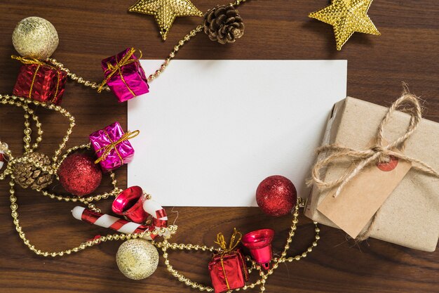 Concepto de navidad con caja de regalo al lado de carta