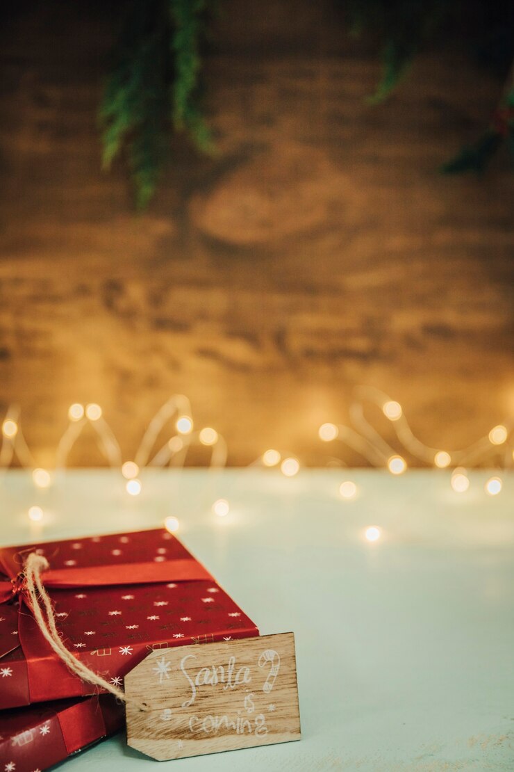 Foto gratuito concepto de navidad con cajas de regalos y luces de cadena