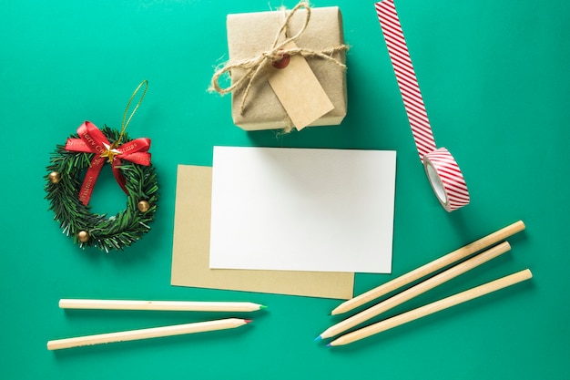 Concepto de navidad con carta y lapices