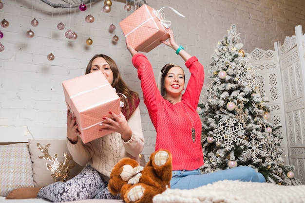 Concepto de navidad con chicas alegres