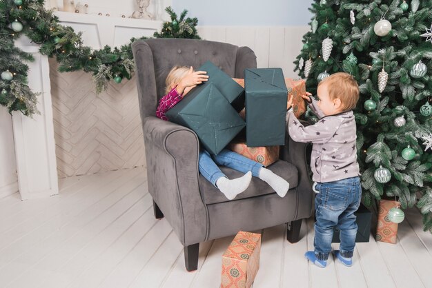 Concepto de navidad con dos niños en sofá