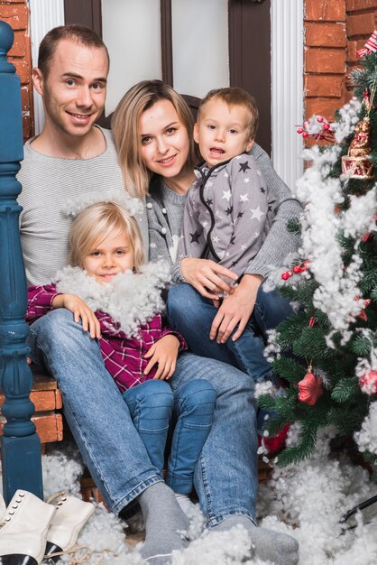 Concepto de navidad con familia joven y feliz