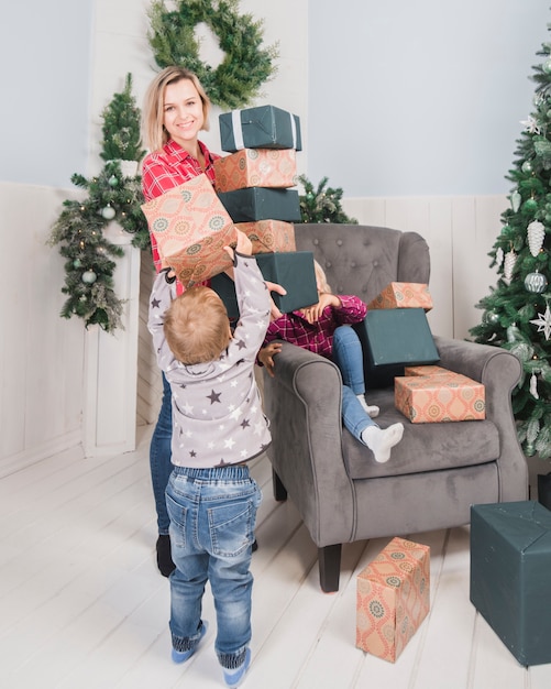 Concepto de navidad con familia joven