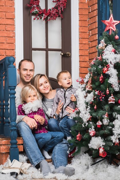 Concepto de navidad con familia mirando a árbol de navidad