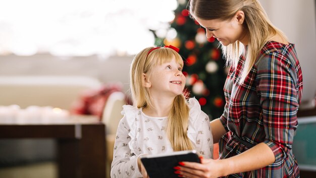 Concepto de navidad con familia sujetando tablet