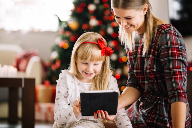 Concepto de navidad con familia y tablet