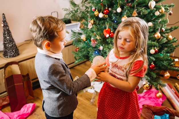 Concepto de navidad con hermano y hermana