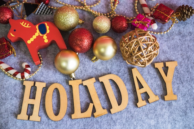 Concepto de navidad con letras que ponen holiday