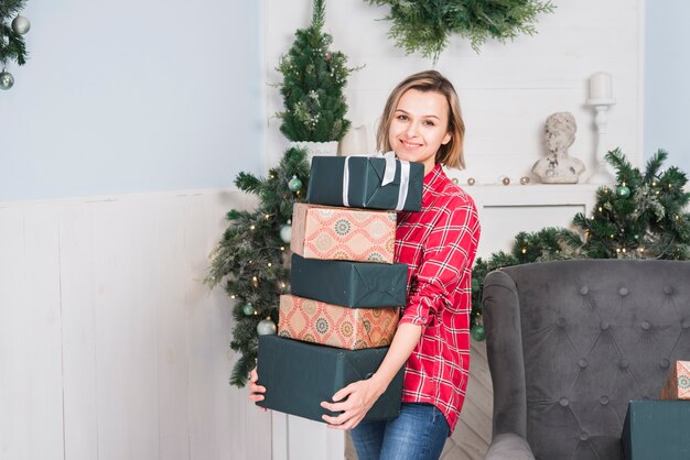 Concepto de navidad con madre llevando cajas de regalo