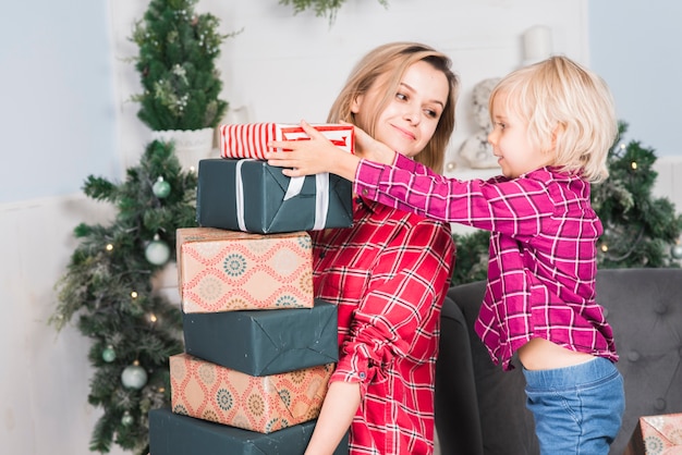 Concepto de navidad con madre y niña