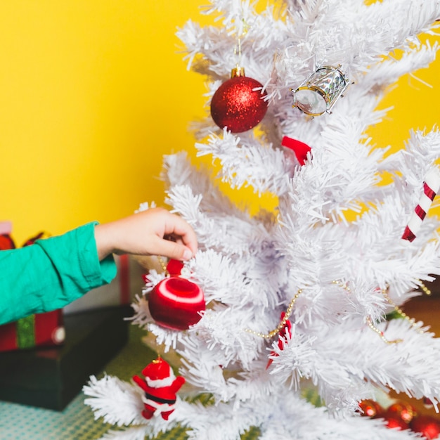 Concepto de navidad con mano de niño