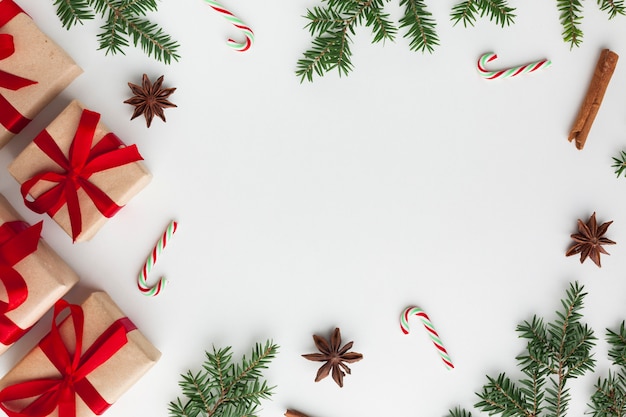 Concepto de Navidad en una mesa con espacio de copia